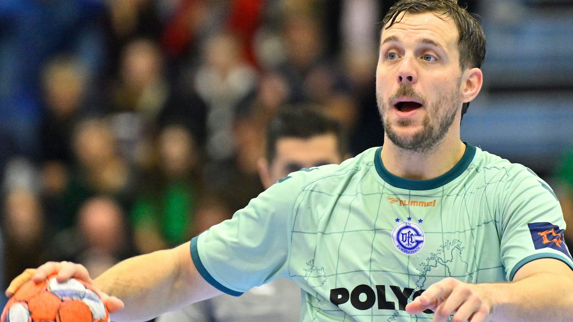 Kentin Mahe´gibt mit dem Ball in der Hand Anweisungen.