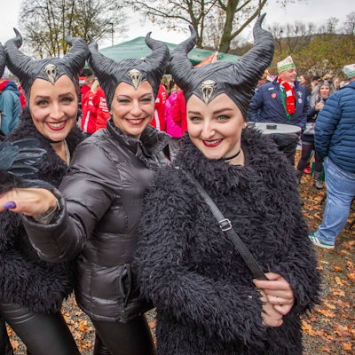 Bild von vier kostümierten Frauen