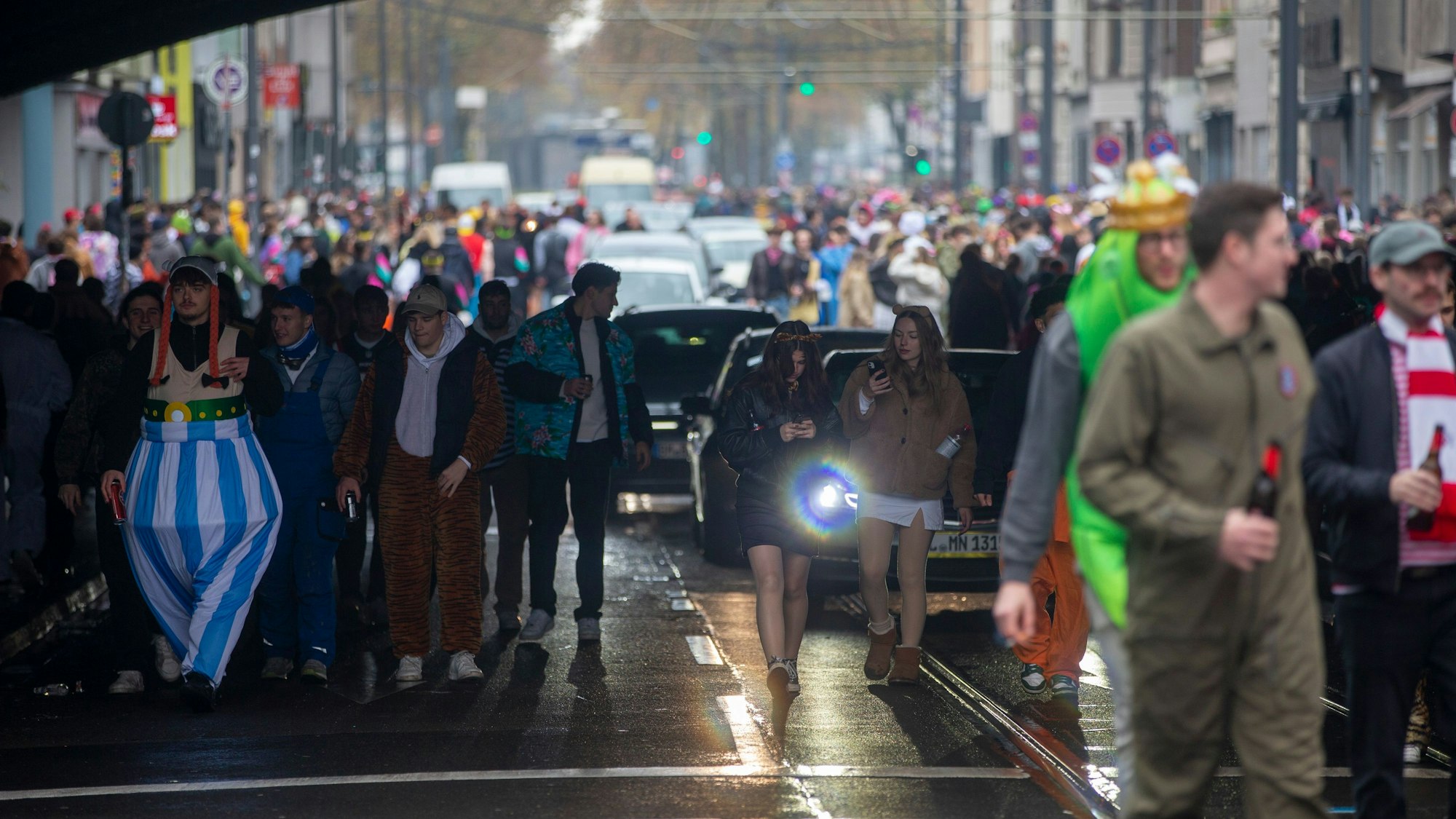 Weil die Luxemburger Straße am Vormittag noch nicht gesperrt war, kam es dort zum Aufeinandertreffen der Feiernden, die zu Fuß zur Uniwiese wollten, und dem Autoverkehr.