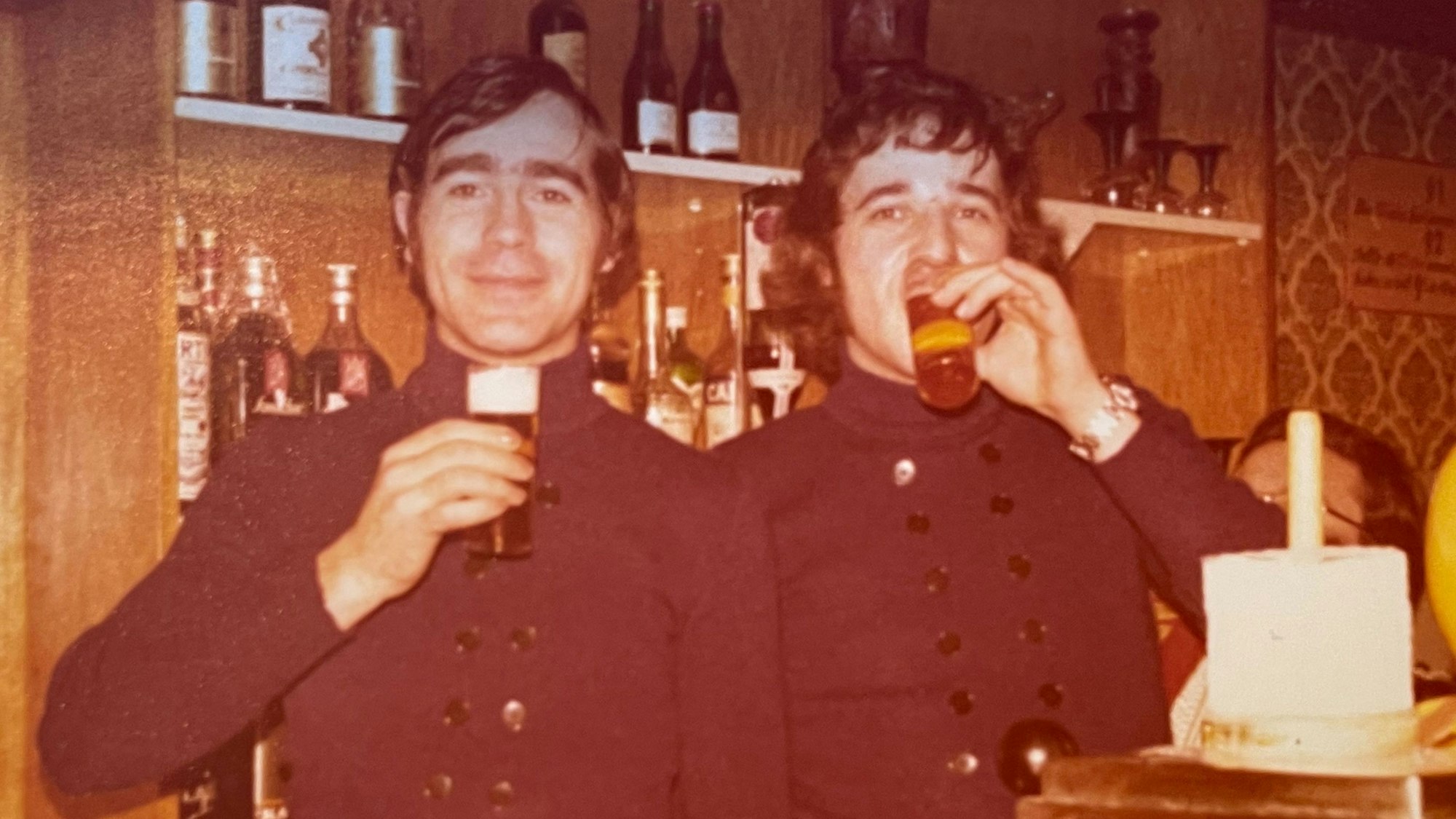 Das Bild zeigt die beiden Männer mit einem Kölsch in der Hand.