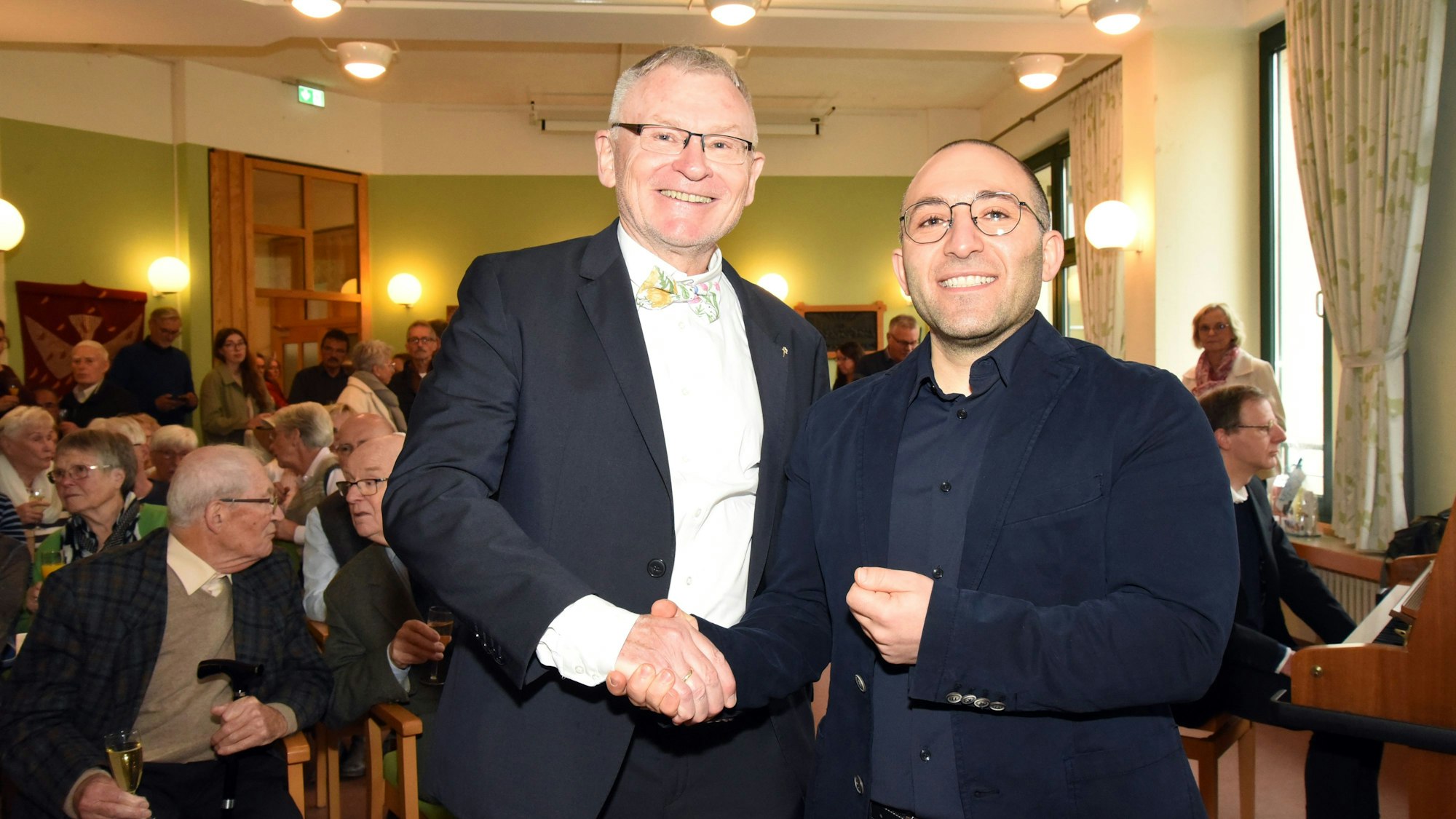 Georg Huber mit seinem Nachfolger Samvel Palikyan.