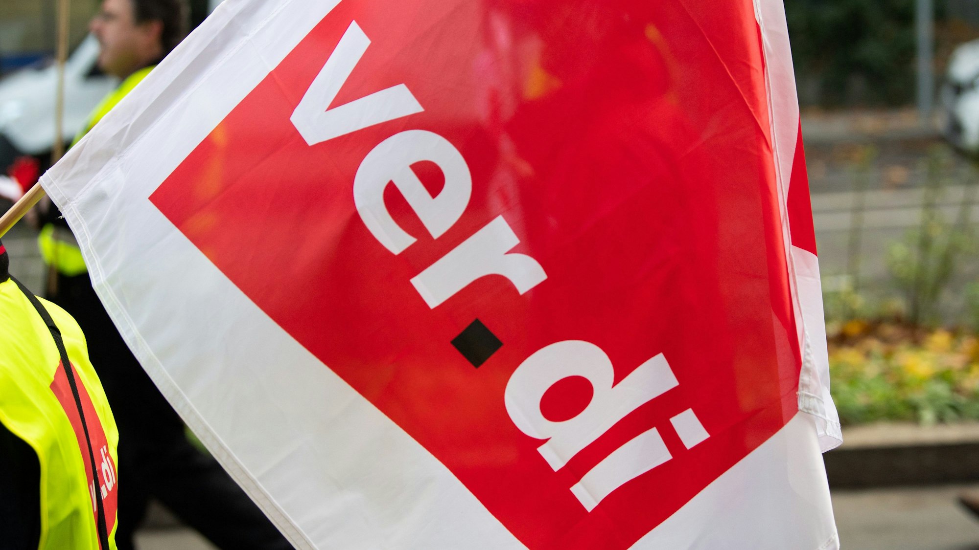 ARCHIV - 18.11.2019, Baden-Württemberg, Stuttgart: Eine Verdi-Fahne ist auf einer Demonstration zu sehen. (zu dpa: «Warnstreiks bei Geldtransporten») Foto: Tom Weller/dpa +++ dpa-Bildfunk +++