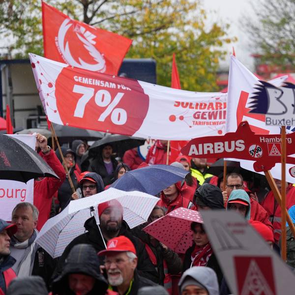 11.11.2024, Hamburg: Gewerkschaftsmitglieder demonstrieren mit IG Metall-Fahnen und Transparenten während einer Kundgebung am Fischmarkt im Hafen. In der Tarifrunde der Metall- und Elektroindustrie findet in Hamburg die vierte Verhandlung zwischen den IG Metall Bezirken Küste und Bayern und den Arbeitgebern (Nordmetall und Verband der bayerischen Metall- und Elektroindustrie, vbm) statt. Begleitet wurde die Verhandlung von weiteren Warnstreiks sowie Demonstrationszügen und einer Kundgebung.