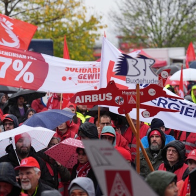 11.11.2024, Hamburg: Gewerkschaftsmitglieder demonstrieren mit IG Metall-Fahnen und Transparenten während einer Kundgebung am Fischmarkt im Hafen. In der Tarifrunde der Metall- und Elektroindustrie findet in Hamburg die vierte Verhandlung zwischen den IG Metall Bezirken Küste und Bayern und den Arbeitgebern (Nordmetall und Verband der bayerischen Metall- und Elektroindustrie, vbm) statt. Begleitet wurde die Verhandlung von weiteren Warnstreiks sowie Demonstrationszügen und einer Kundgebung.