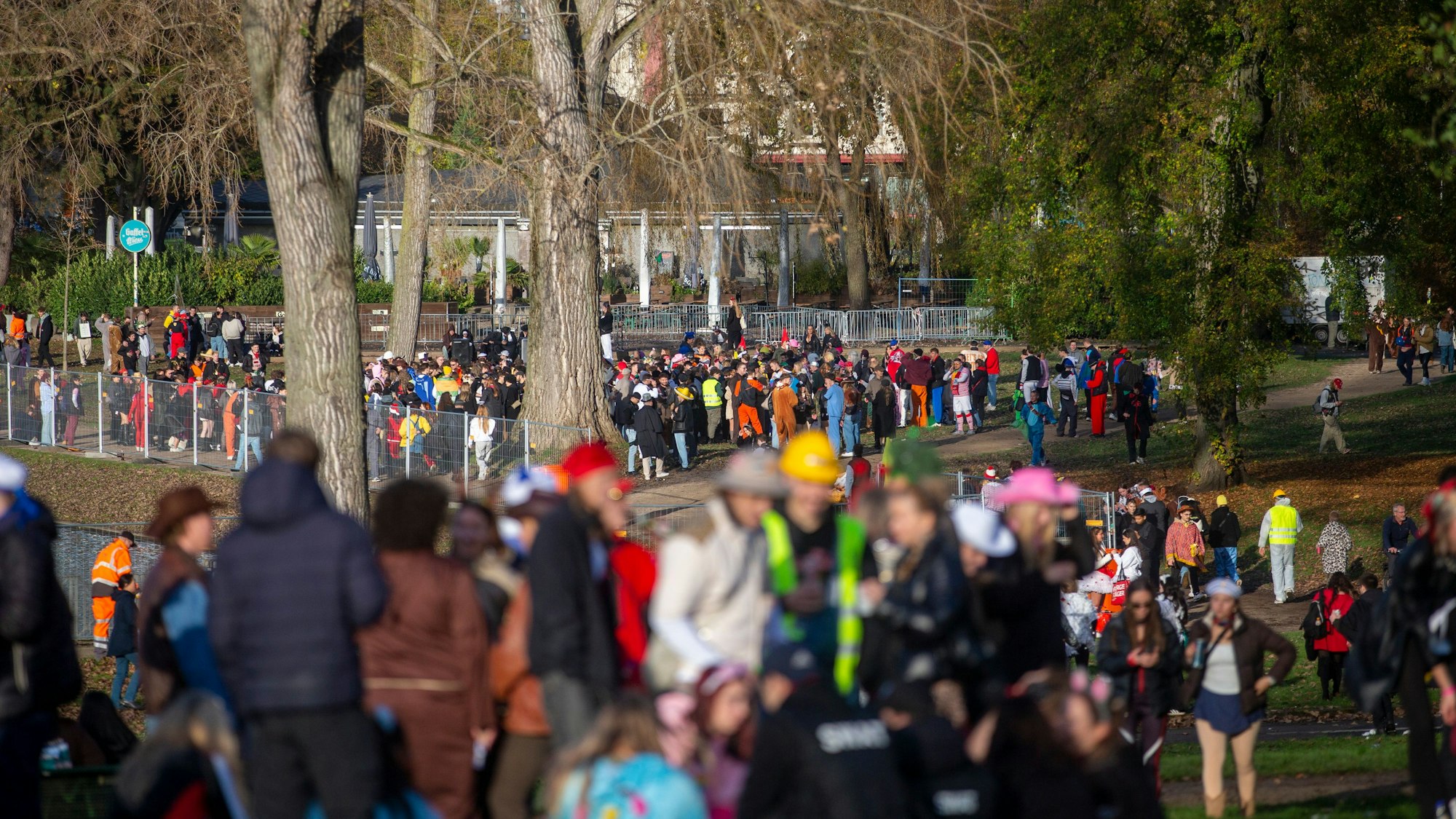 Am Nachmittag füllte sich auf der Hiroshima-Nagasaki-Park am Aachener Weiher.