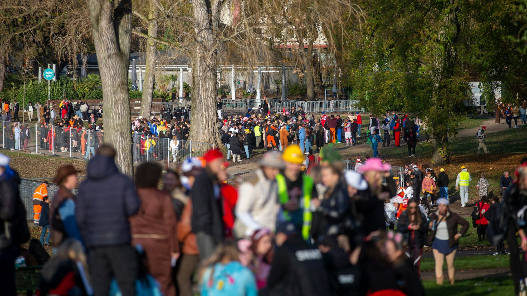 Auch am Aachener Weiher versammelten sich die jungen Feiernden.