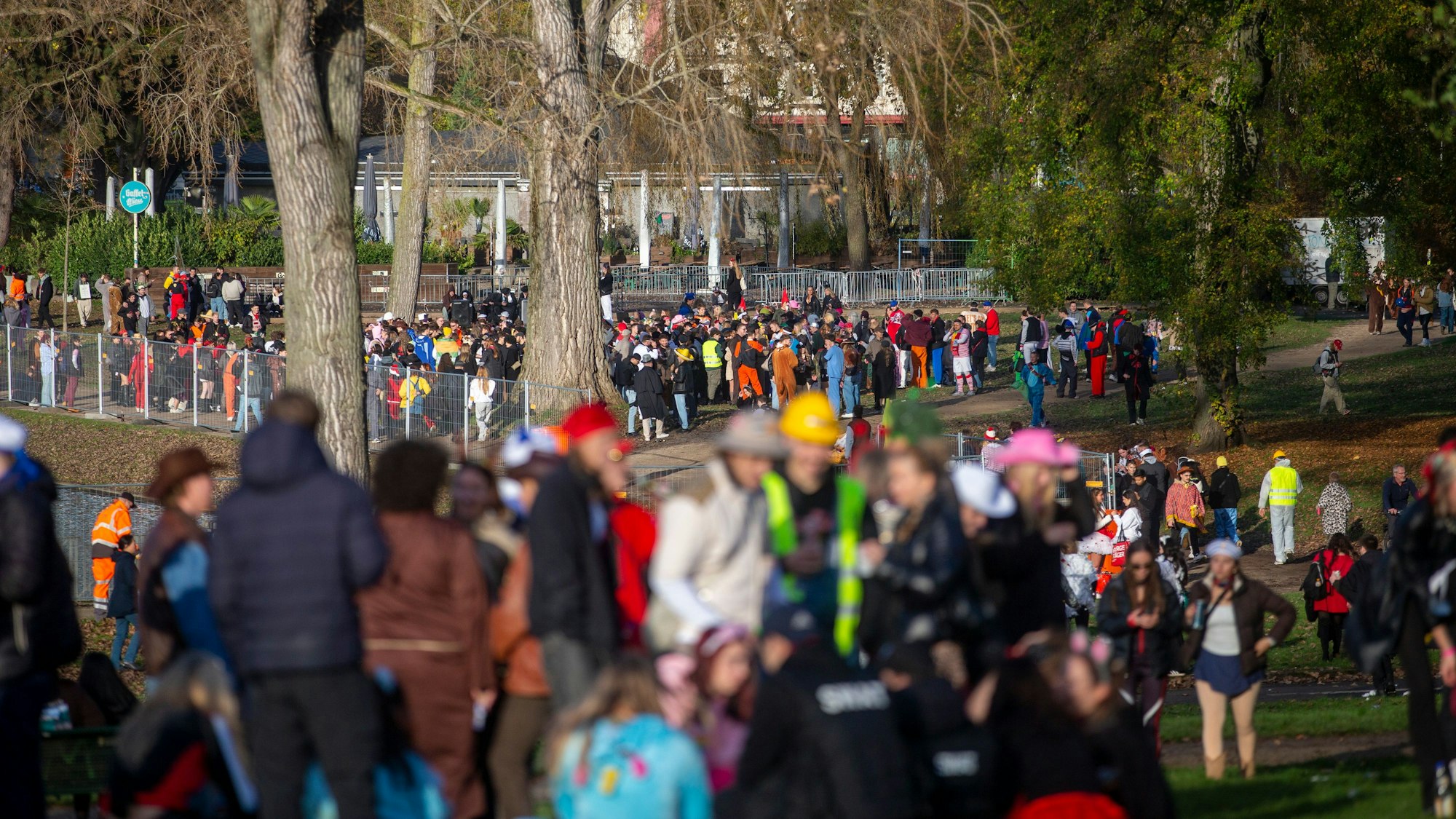 Die Grünflächen am Aachener Weiher und im Hiroshima-Nagasaki-Park sollen durch ein Glasverbot geschützt werden.