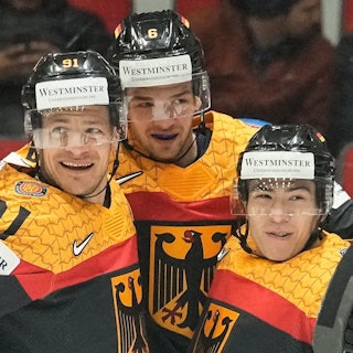 Möglicherweise nächste Saison auch im Club Teamkollegen: Haie-Kapitän Moritz Müller (links), wenn er weiter spielt und Alexander Ehl (rechts), wenn er nach Köln wechselt.
