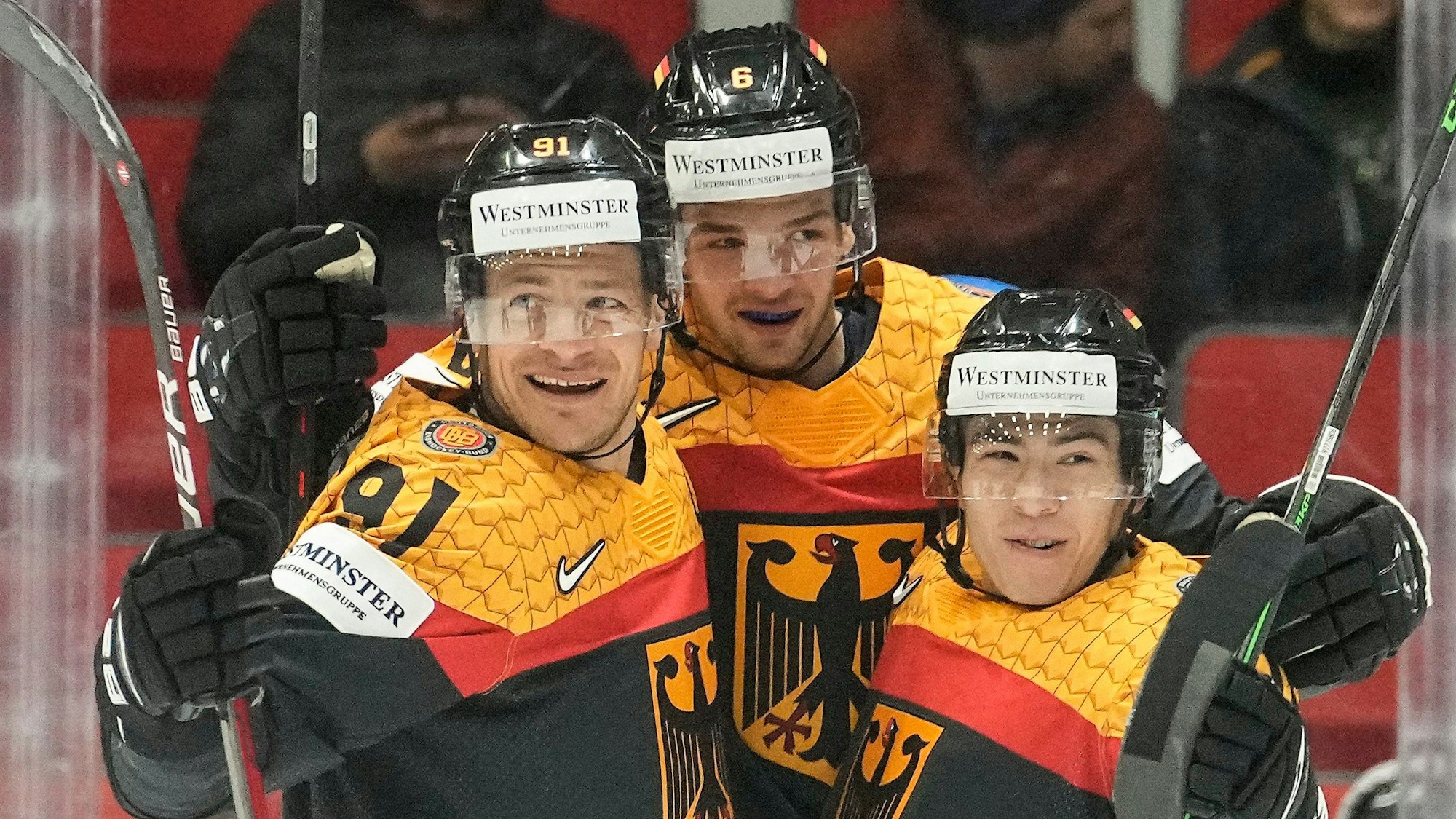 Möglicherweise nächste Saison auch im Club Teamkollegen: Haie-Kapitän Moritz Müller (links), wenn er weiter spielt und Alexander Ehl (rechts), wenn er nach Köln wechselt.