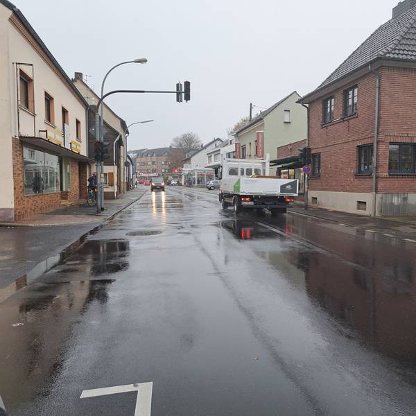 Bei einer Bürgerwerkstatt hatten Anwohner im September zahlreiche Vorschläge für Änderungen auf der Provinzialstraße gesammelt, wo sich Ende Dezember 2023 ein tödlicher Unfall ereignet hatte. Umgesetzt wird von den Vorschlägen aus finanziellen Gründen vorerst aber vermutlich nichts.
