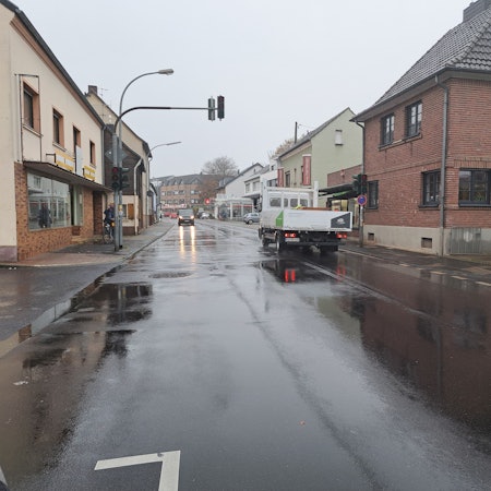Wann die Provinzialstraße in Mondorf umgestaltet wird, steht bislang nicht fest. Der Stadtrat will für den Doppelhaushalt 2025/2026 aber Planungsmittel anmelden.