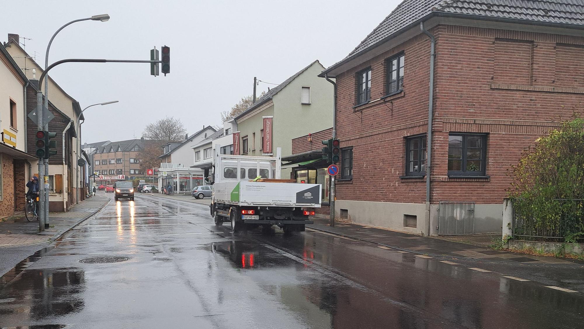 Wann die Provinzialstraße in Mondorf umgestaltet wird, steht bislang nicht fest. Der Stadtrat will für den Doppelhaushalt 2025/2026 aber Planungsmittel anmelden.