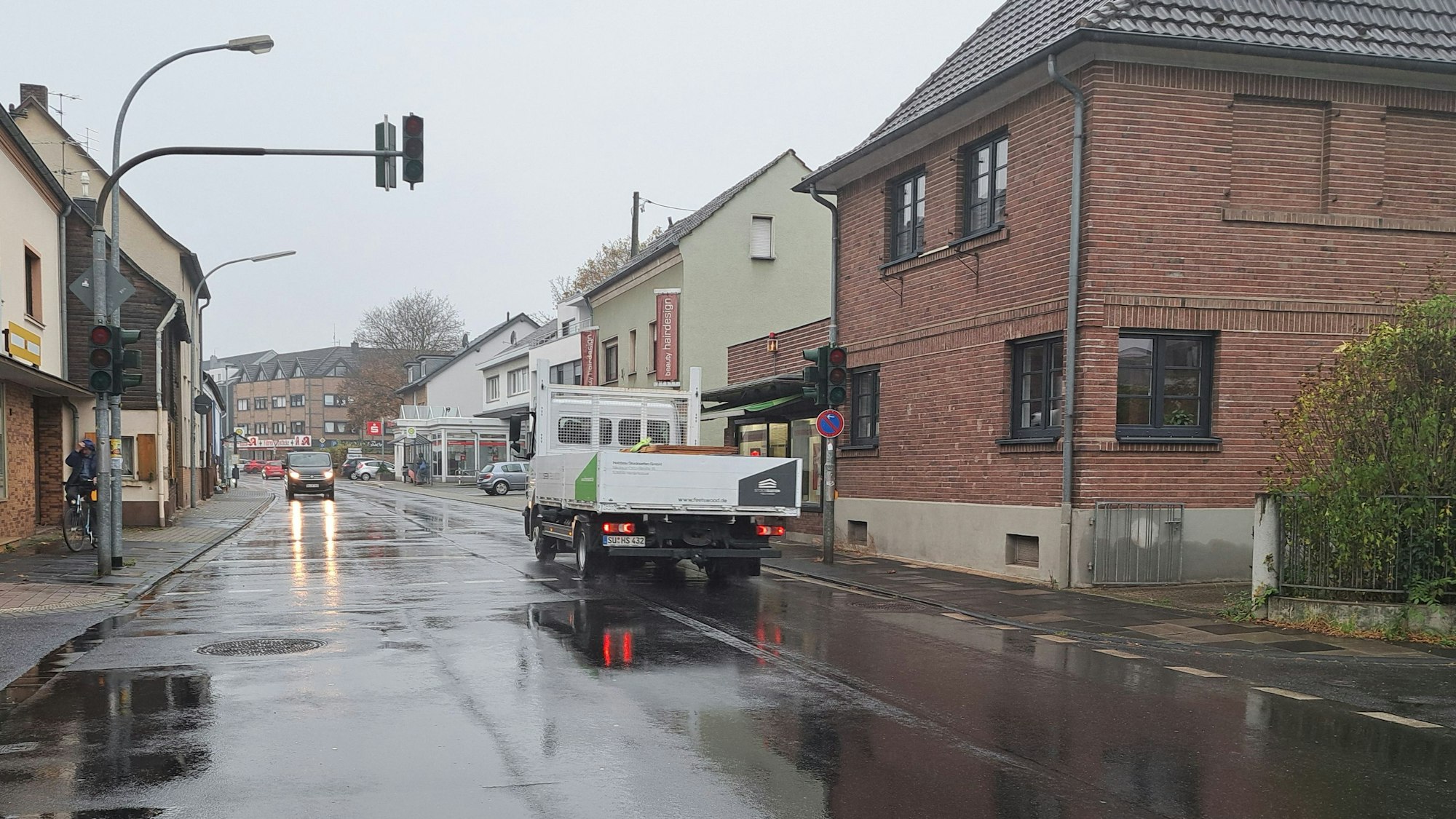 Wann die Provinzialstraße in Mondorf umgestaltet wird, steht bislang nicht fest. Der Stadtrat will für den Doppelhaushalt 2025/2026 aber Planungsmittel anmelden.