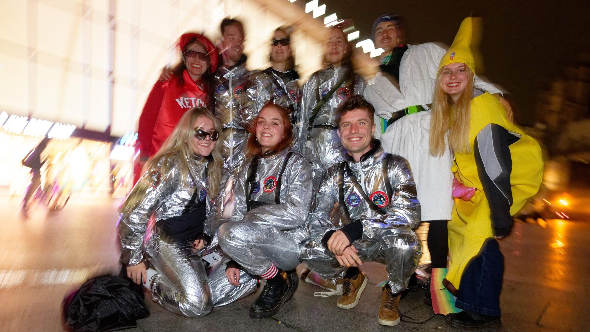 Eine Gruppe von Karnevalisten aus Freiburg steht am frühen Morgen auf dem Weg zu den Feiern anlässlich des Beginns der Karnevalssession vor dem Hauptbahnhof.