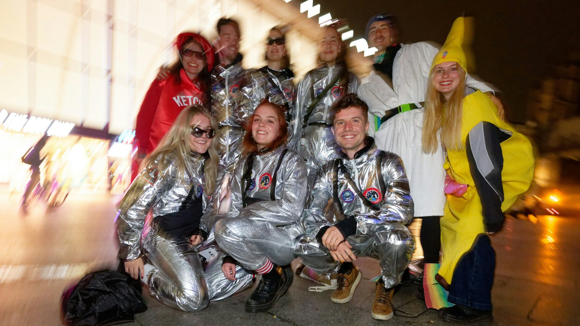 Eine Gruppe von Karnevalisten aus Freiburg steht am frühen Morgen auf dem Weg zu den Feiern anlässlich des Beginns der Karnevalssession vor dem Hauptbahnhof.