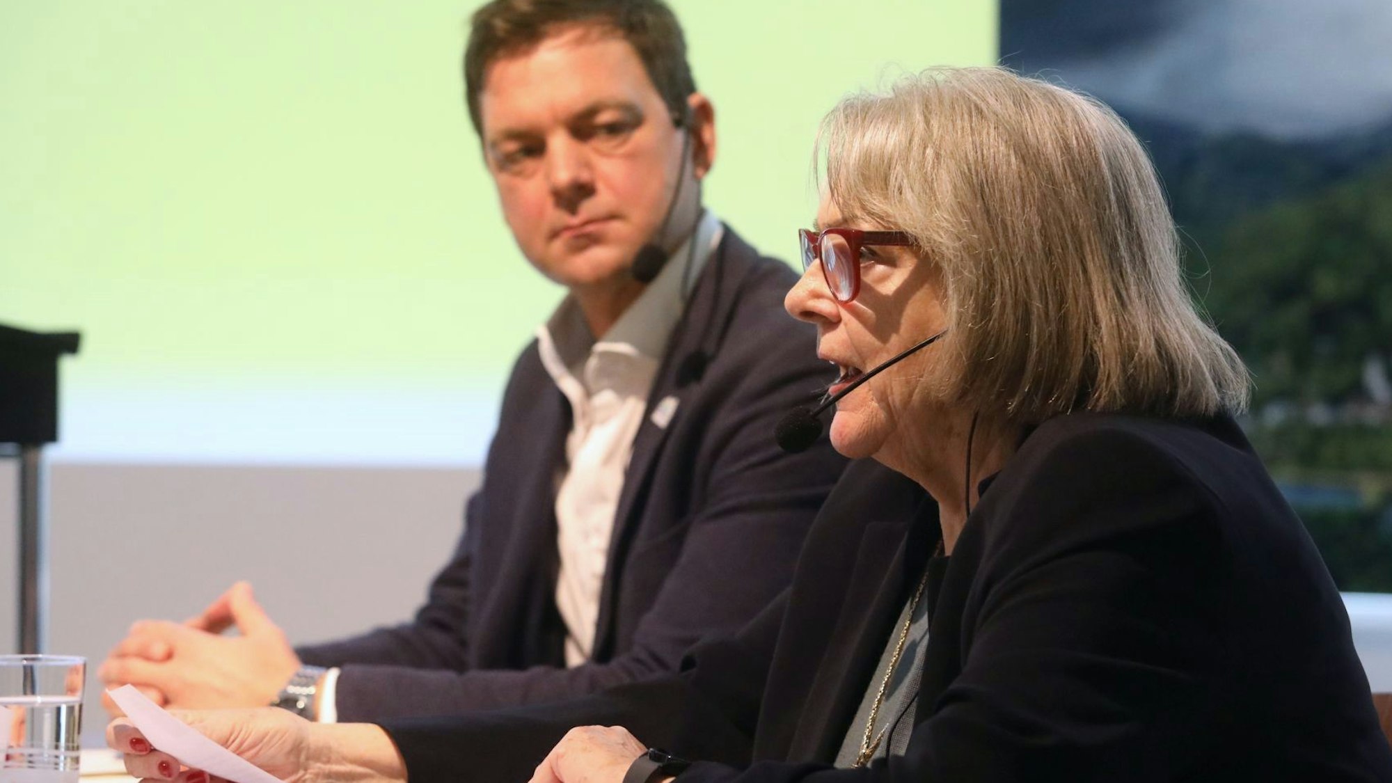 Ein Mann und eine Frau sitzen nebeneinander an einem Tisch.