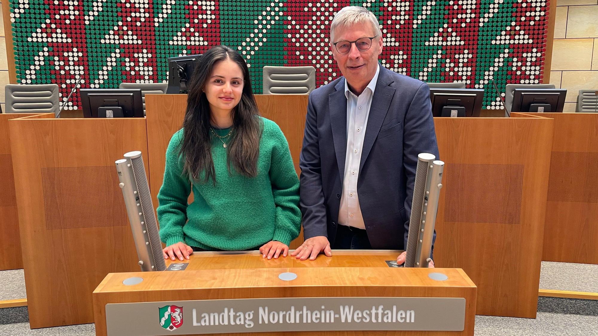 Im Plenarsaal: Brianna Lioveanu und Bodo Löttgen.