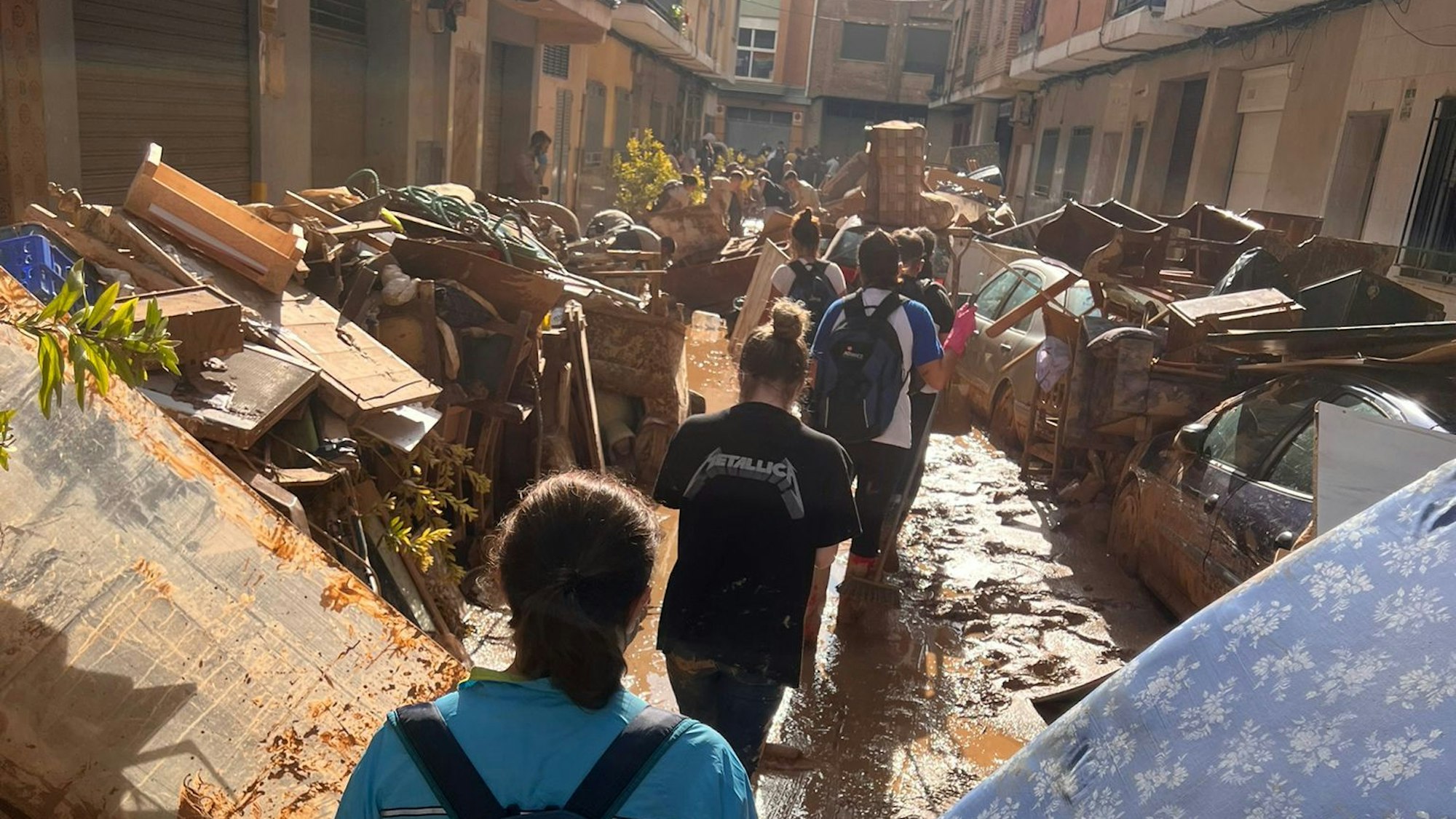 Eine Straße in Paiporta (Valencia) vor dem Helfereinsatz.