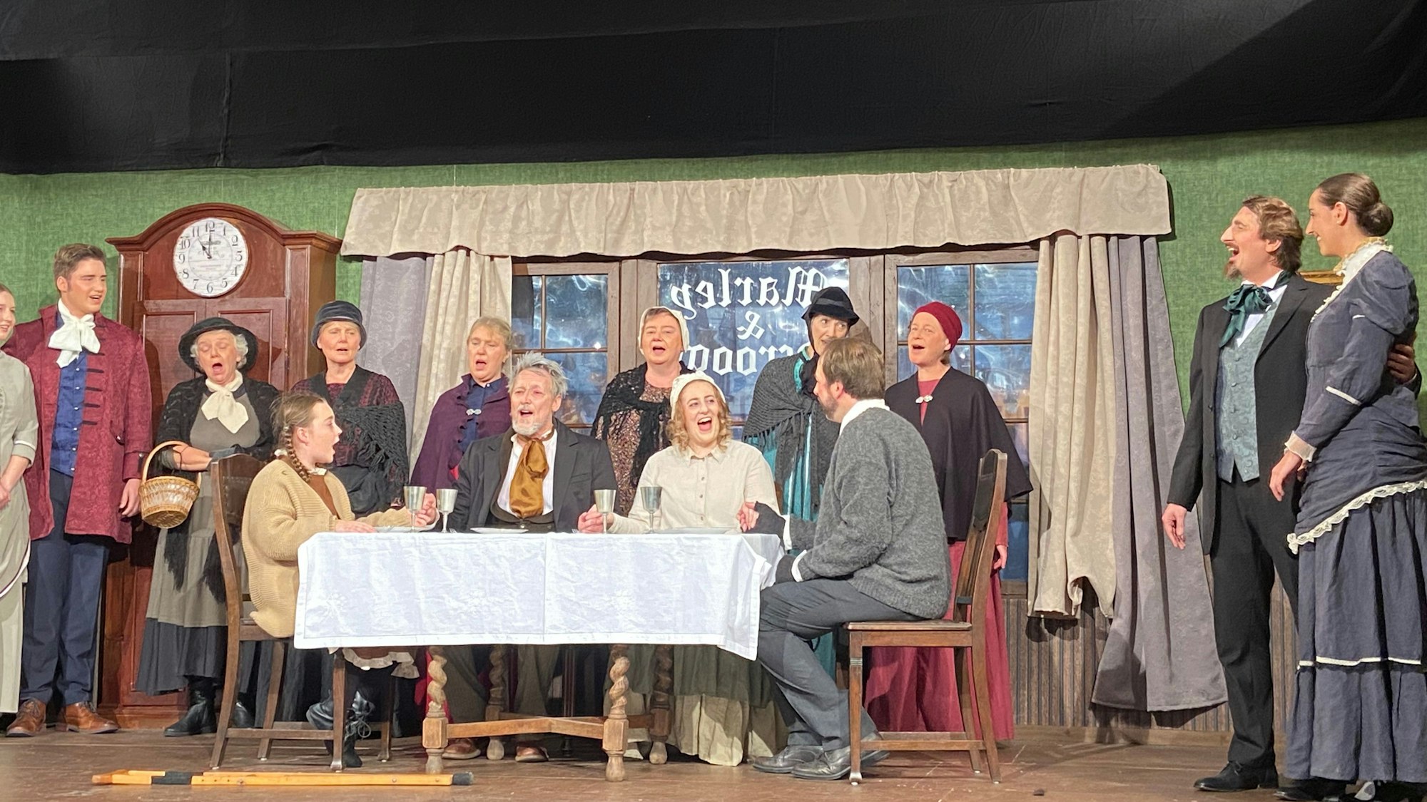 Fröhlichkeit und Weihnachtsgefühle im Kreis von Familie und Mitmenschen lernt der geläuterte Ebenezer Scrooge am Ende zu schätzen.