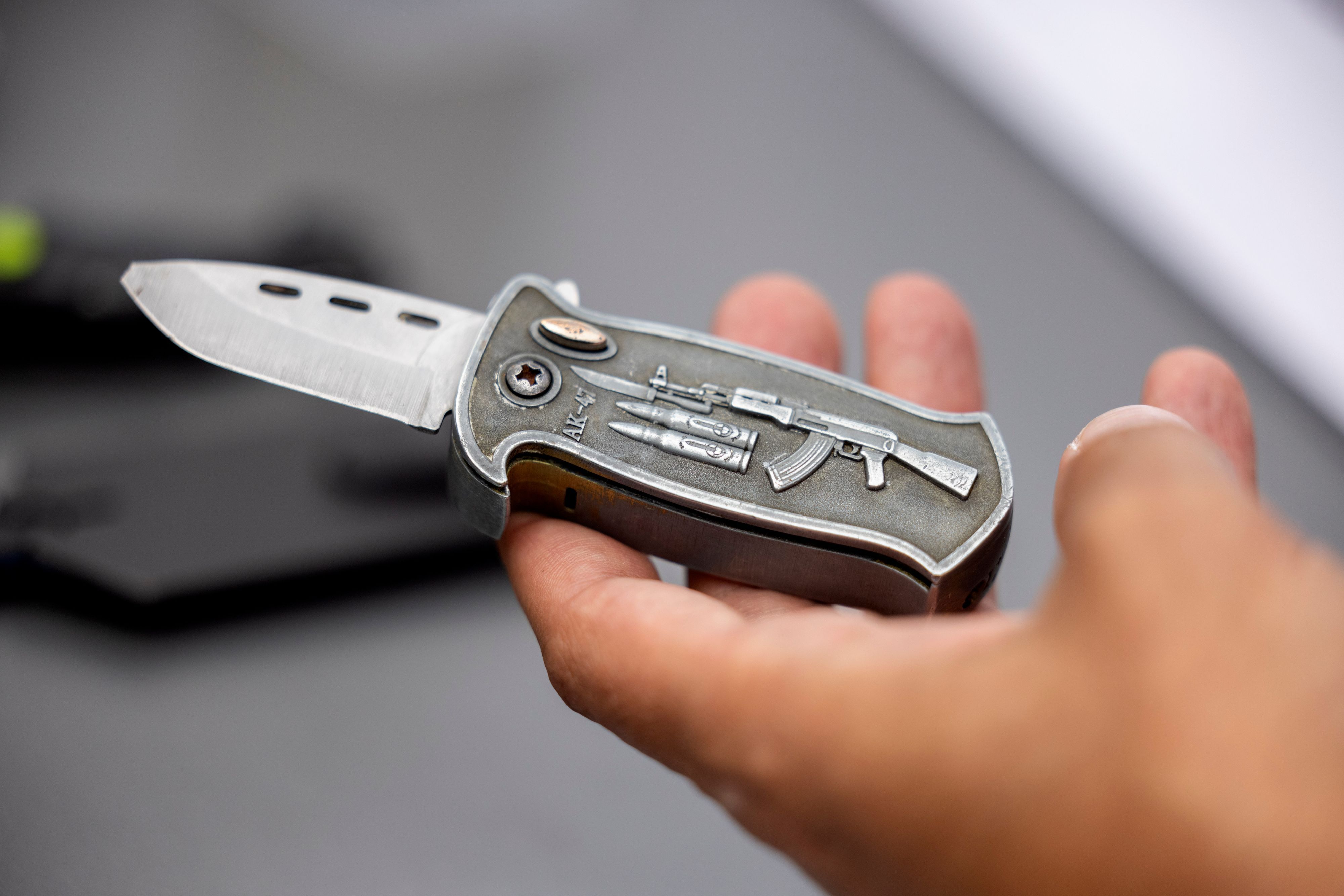 Auf dem Foto ist eine Hand zu sehen, die ein Messer hält.