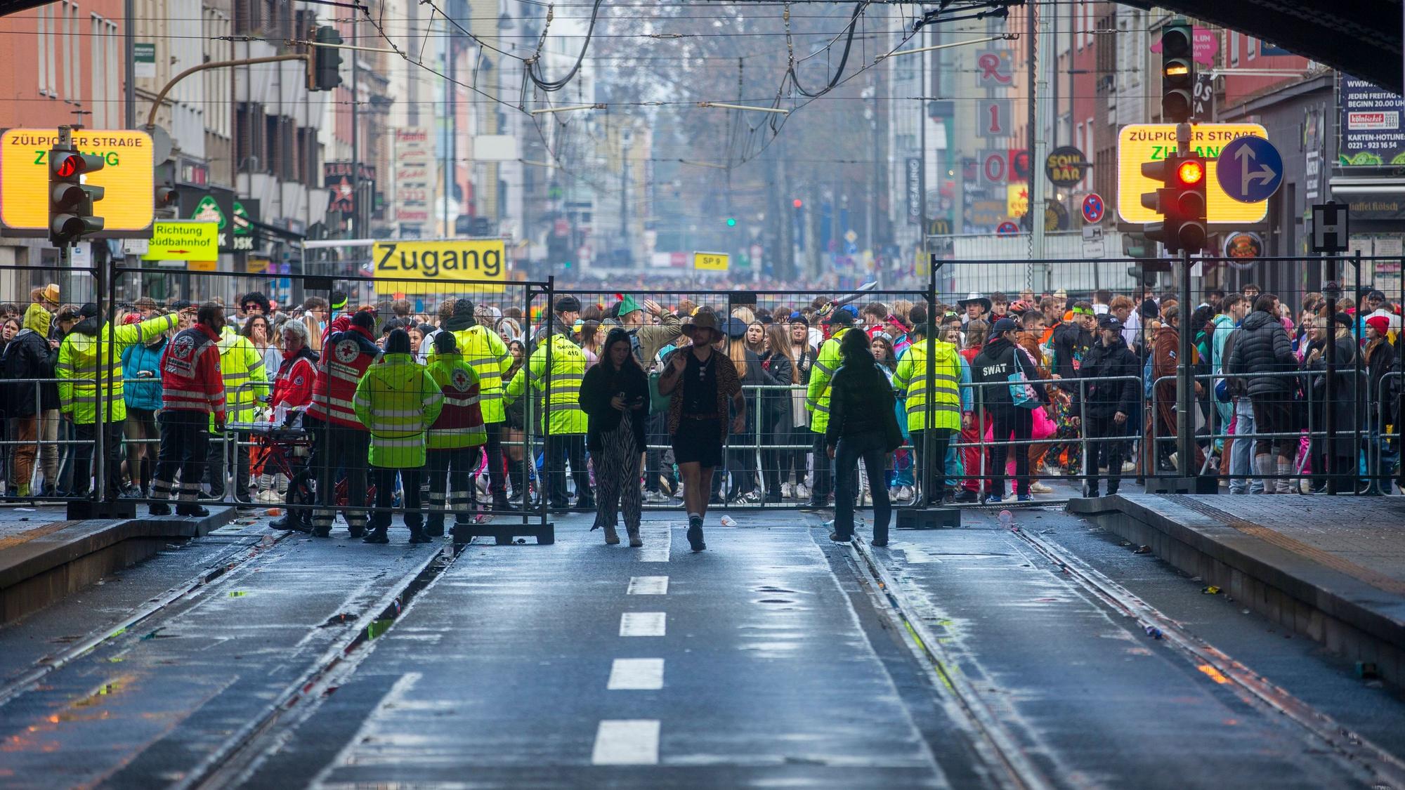 Früh am Tag machte die Stadt die Zugänge zur Zülpicher Straße erstmals dicht.