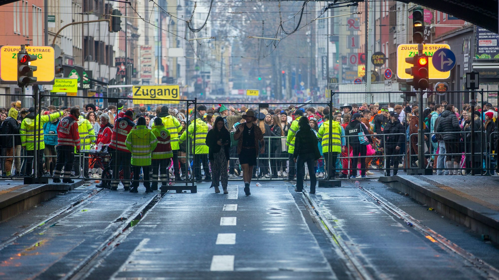 Früh am Tag machte die Stadt die Zugänge zur Zülpicher Straße erstmals dicht.