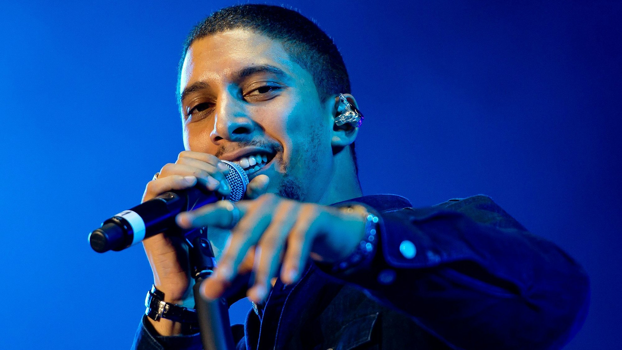 Andreas Bourani auf der Bühne.