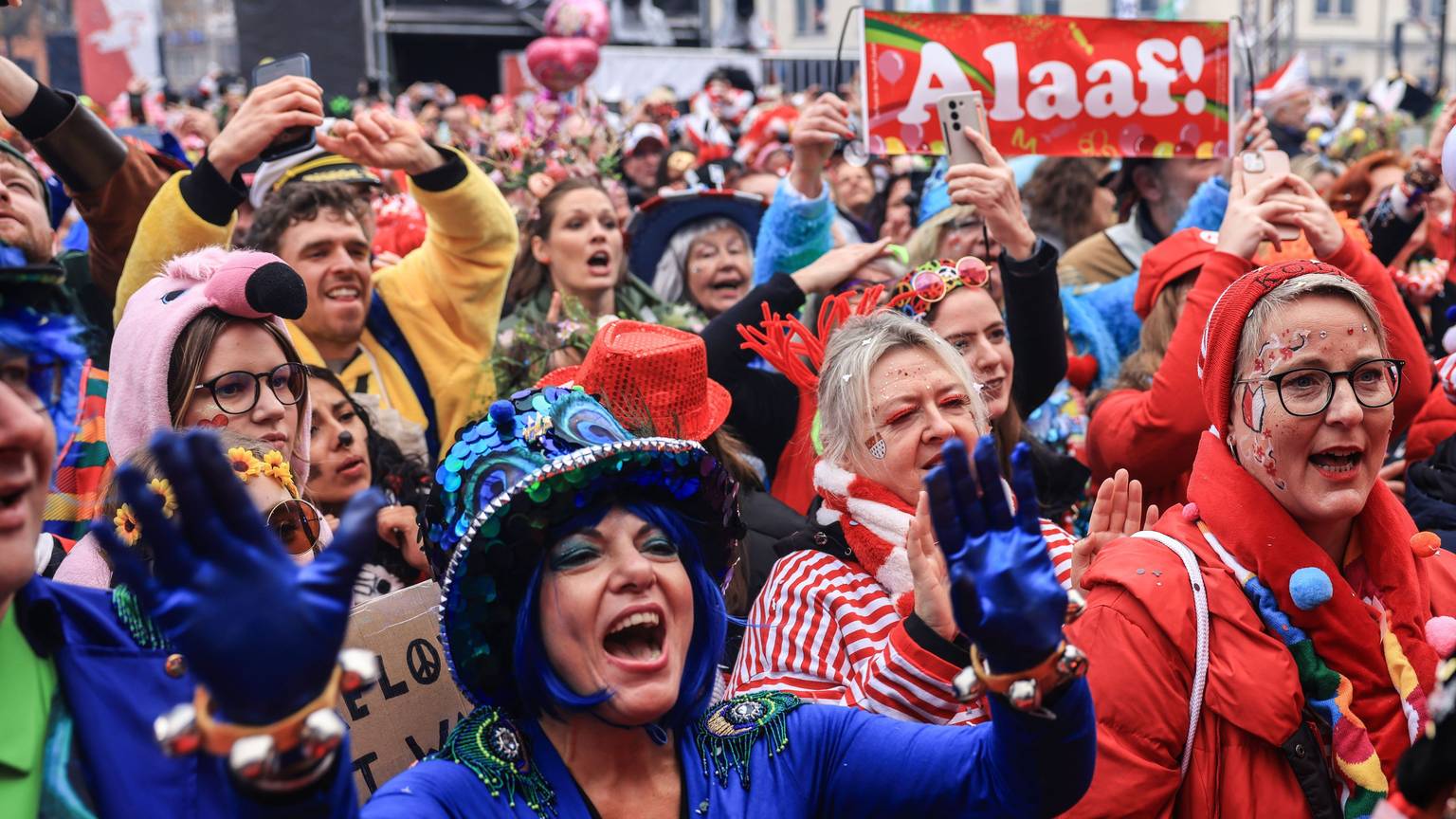 Karnevalisten feiern auf dem Heumarkt den Beginn der Karnevalssaison.