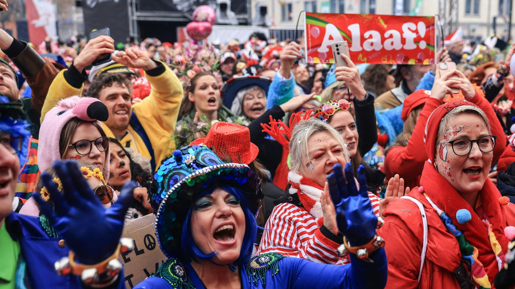 Karnevalisten feiern auf dem Heumarkt den Beginn der Karnevalssaison.