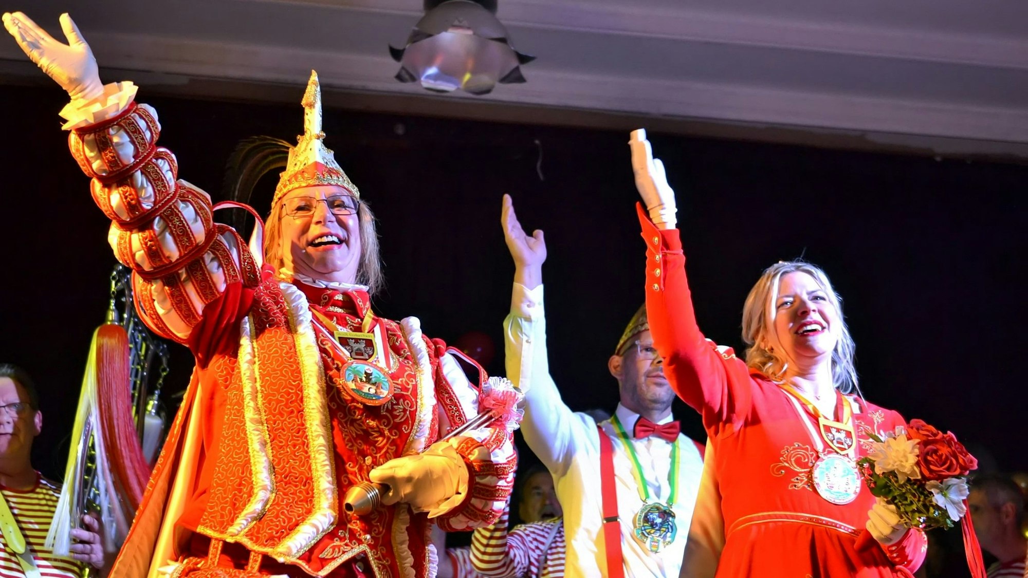Ein weibliches Prinzenpaar steht freudestrahlend auf der Bühne und winkt in die Zuschauermenge.