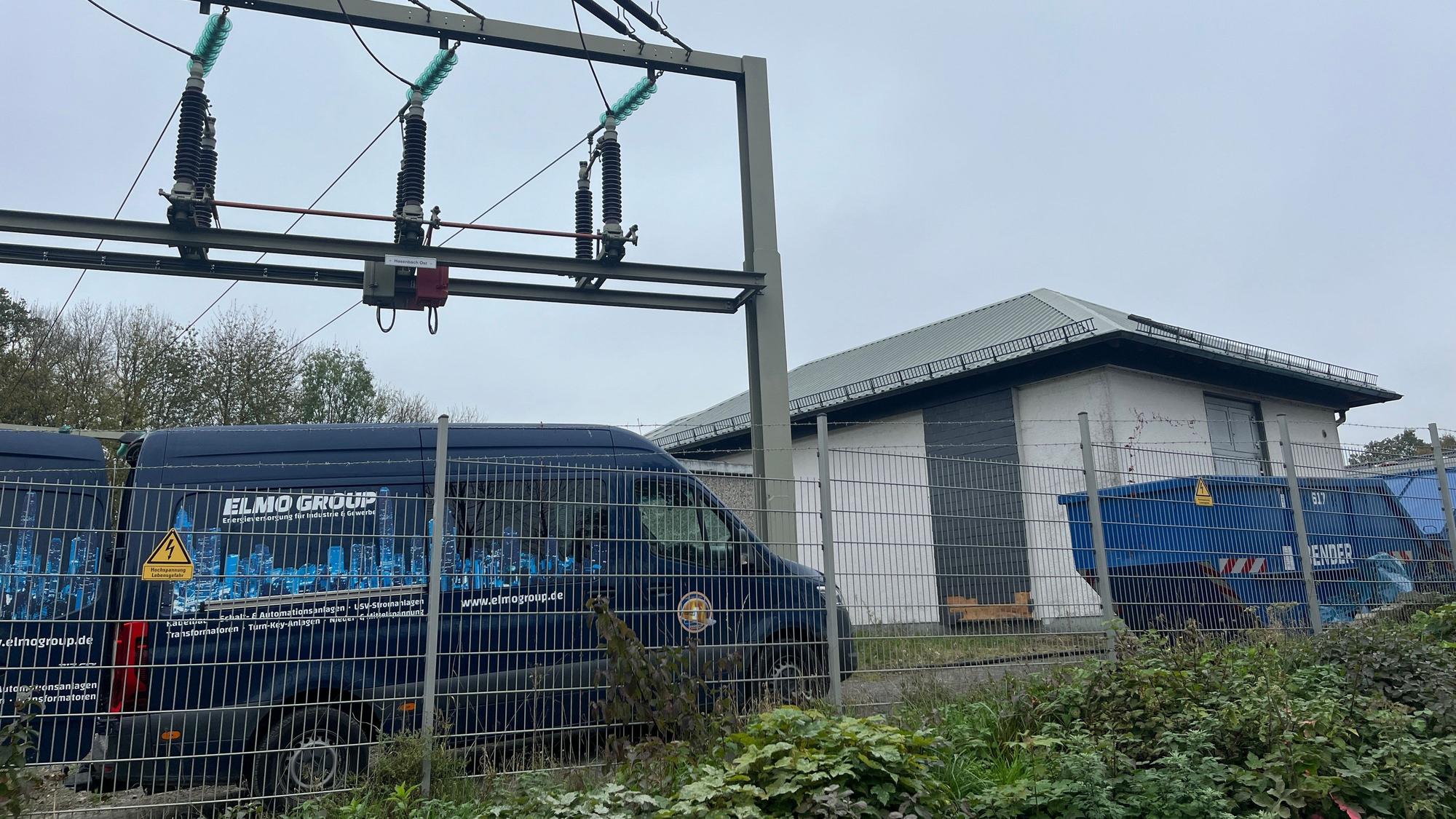 Servicefahrzeuge stehen vor einer Strom-Umspannstation.