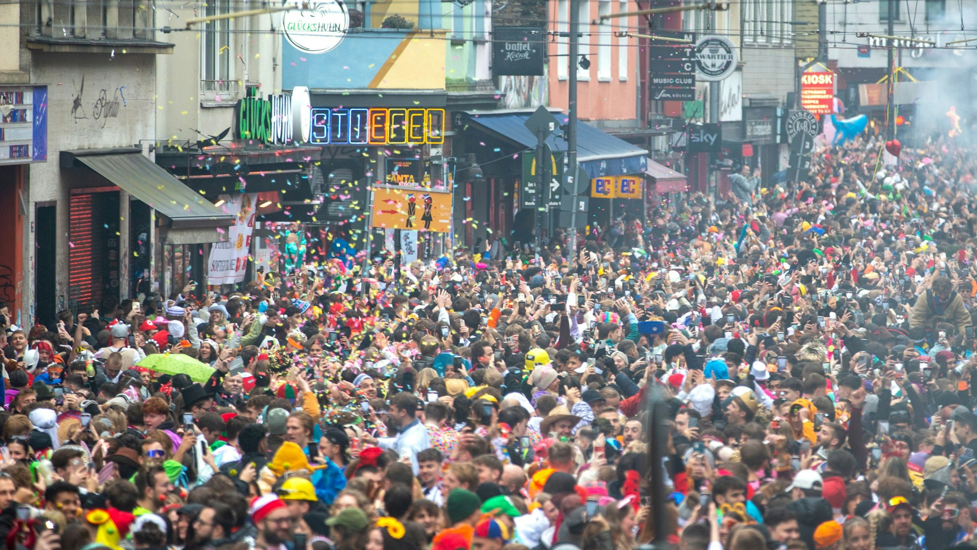 Kölle Alaaf: Die Zülpicher Straße um 11.11 Uhr.