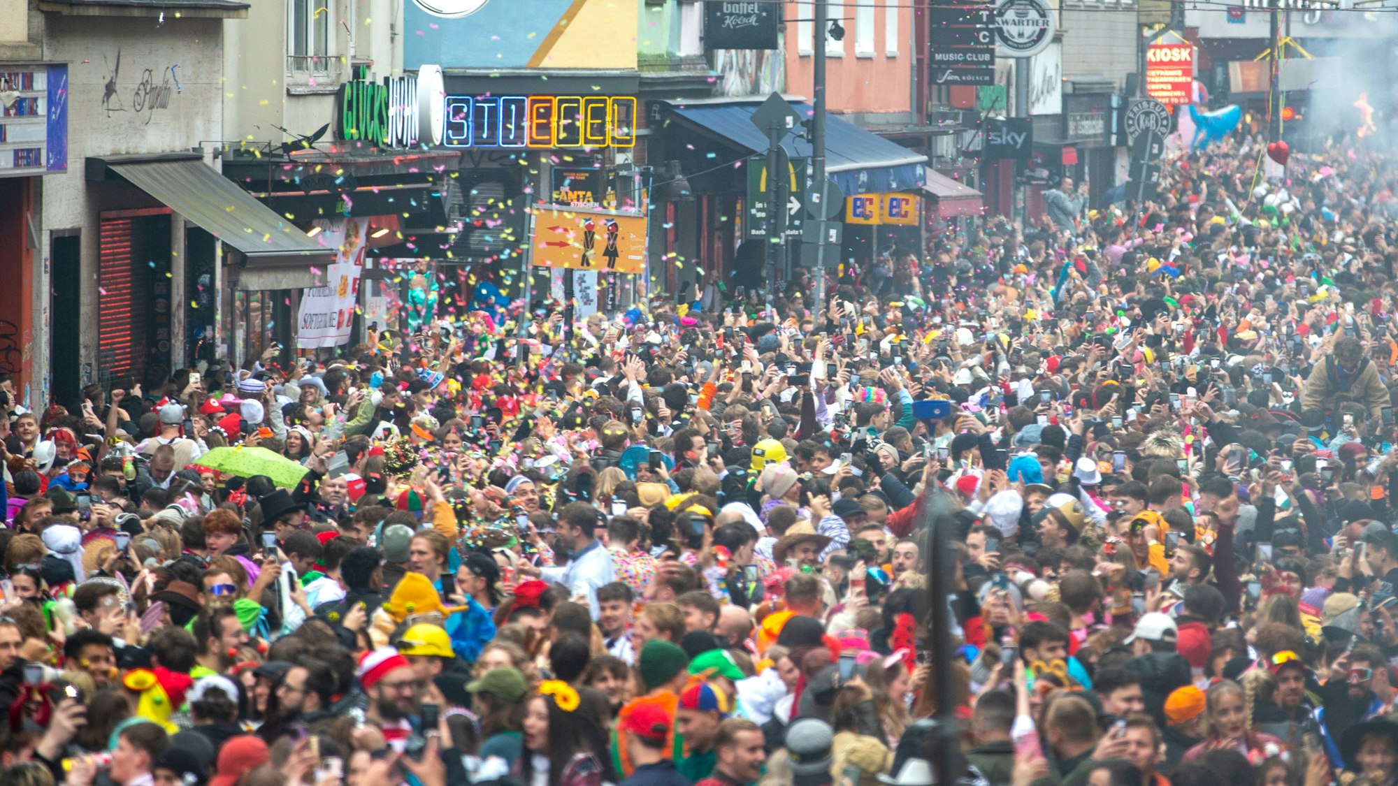 Voll war die Zülpicher Straße auch am Elften Elften 2024.