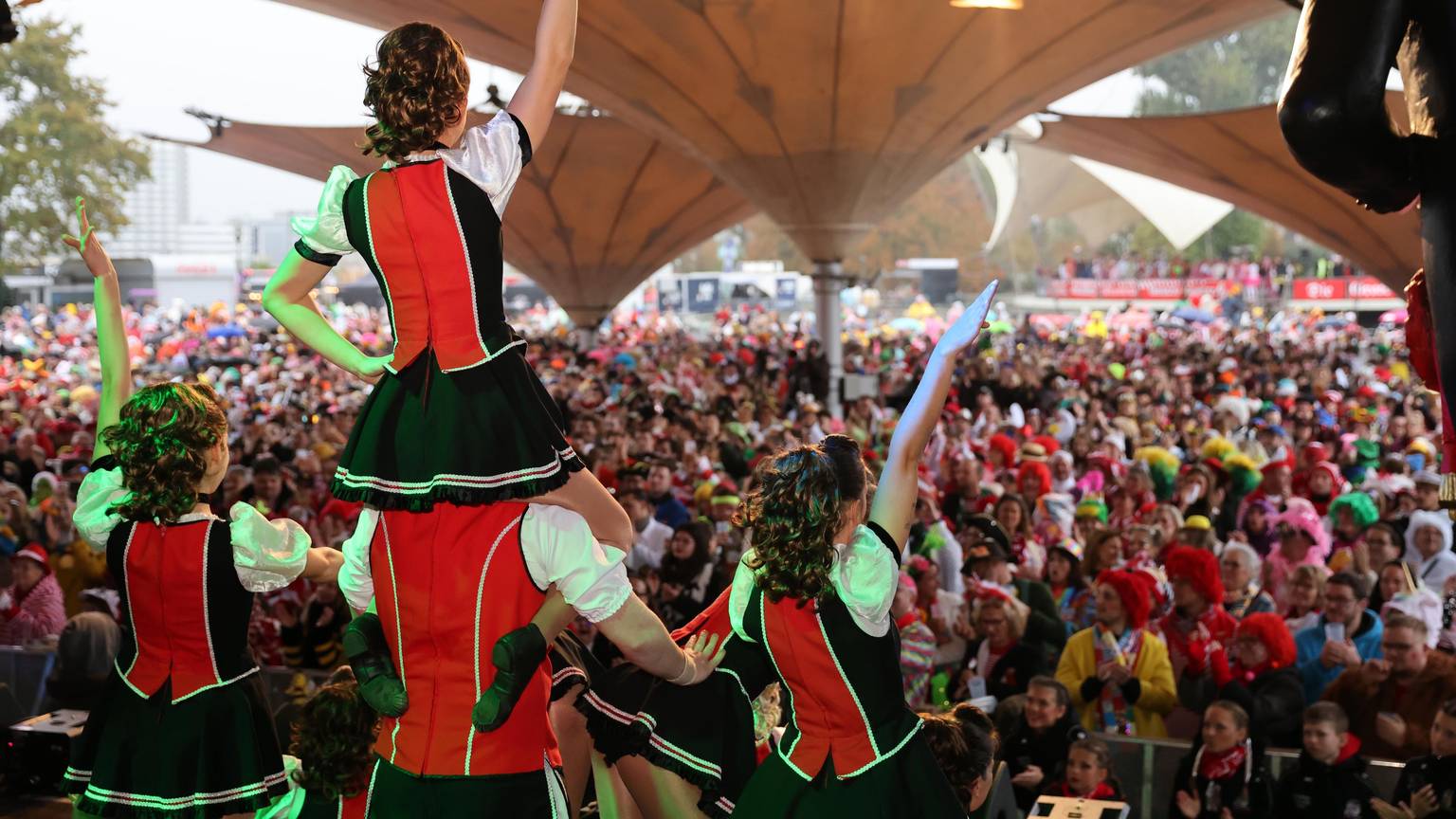 Große Kulisse für die Fidelen Sandhasen, die Tanzgruppe der Grossen von 1823, die im Tanzbrunnen den Sessionsstart feierte.