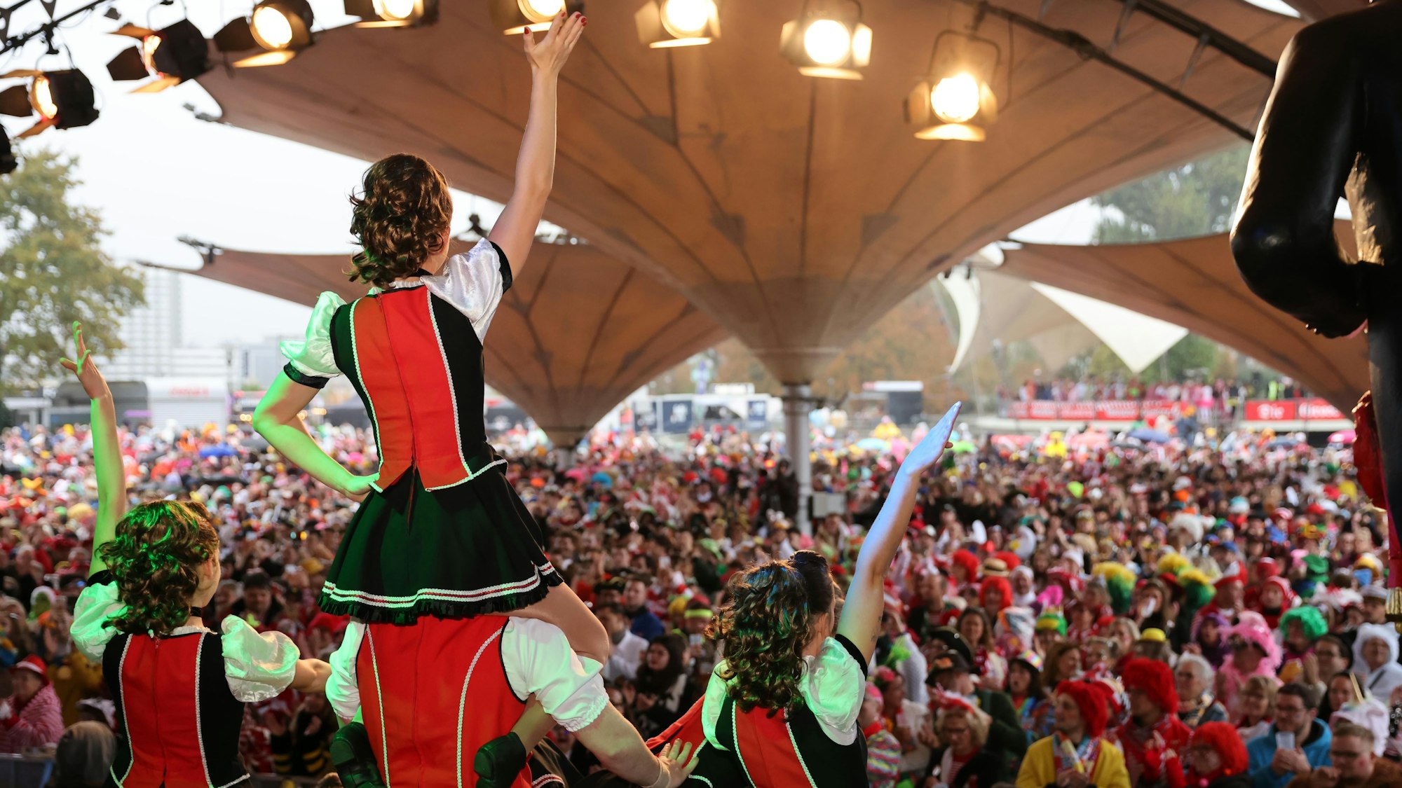 Große Kulisse für die Fidelen Sandhasen, die Tanzgruppe der Grossen von 1823, die im Tanzbrunnen den Sessionsstart feierte.