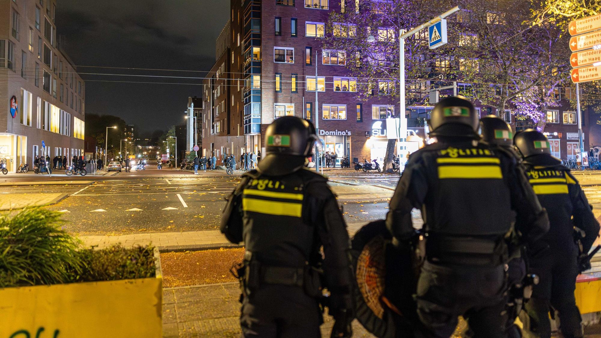 Polizisten sind auf dem Plein 40-45 in Amsterdam Nieuw-West im Einsatz. Nur vier Tage nach den heftigen Gewaltattacken gegen israelische Fußballfans hat es in Amsterdam erneut Krawalle gegeben.