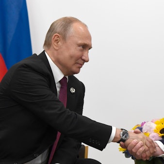 Wladimir Putin (l.), Präsident von Russland, und Donald Trump, Präsident der USA, geben sich während des G20-Gipfels in Osaka im Juni 2019 die Hand.