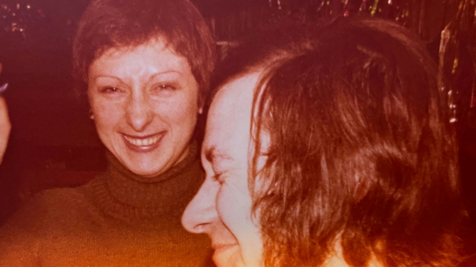 Das Bild zeigt die junge Christa Klinkenberg im Pik-As. Sie lacht in die Kamera.