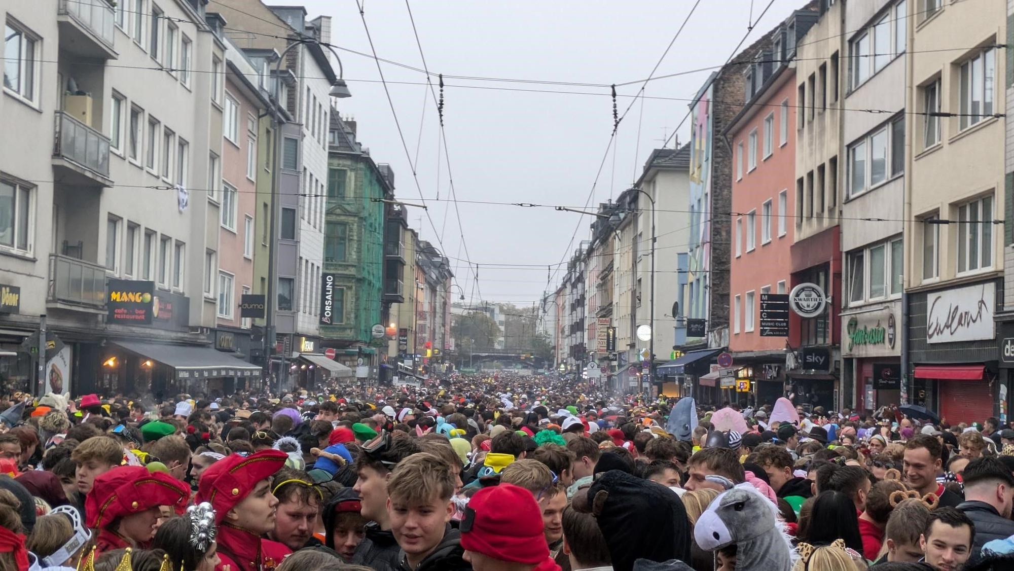 Voll ist es nun auf der Zülpicher Straße.