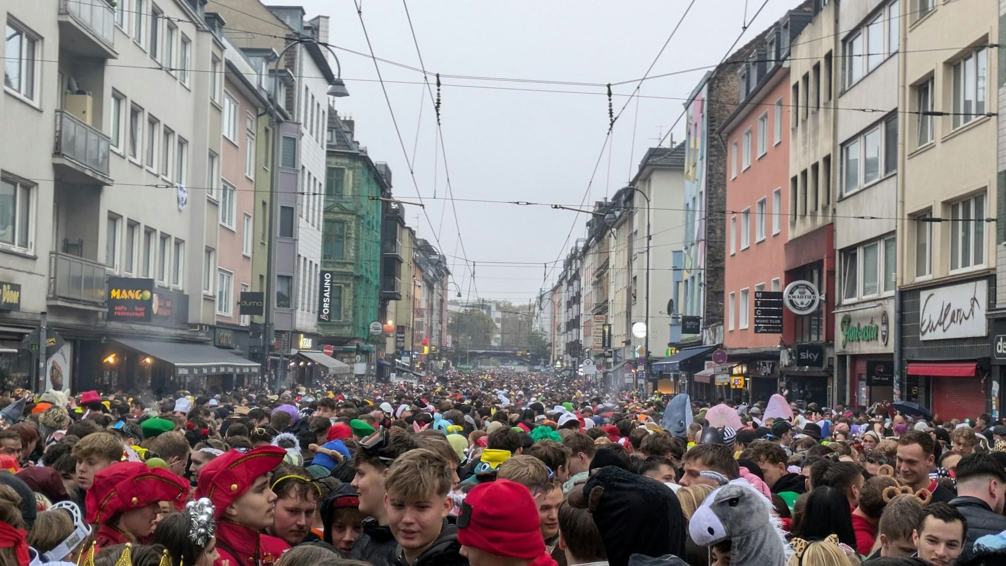Voll ist es nun auf der Zülpicher Straße.