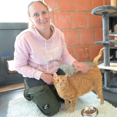 Das Foto zeigt Christina Klein vom Tierschutzverein Rhein-Berg