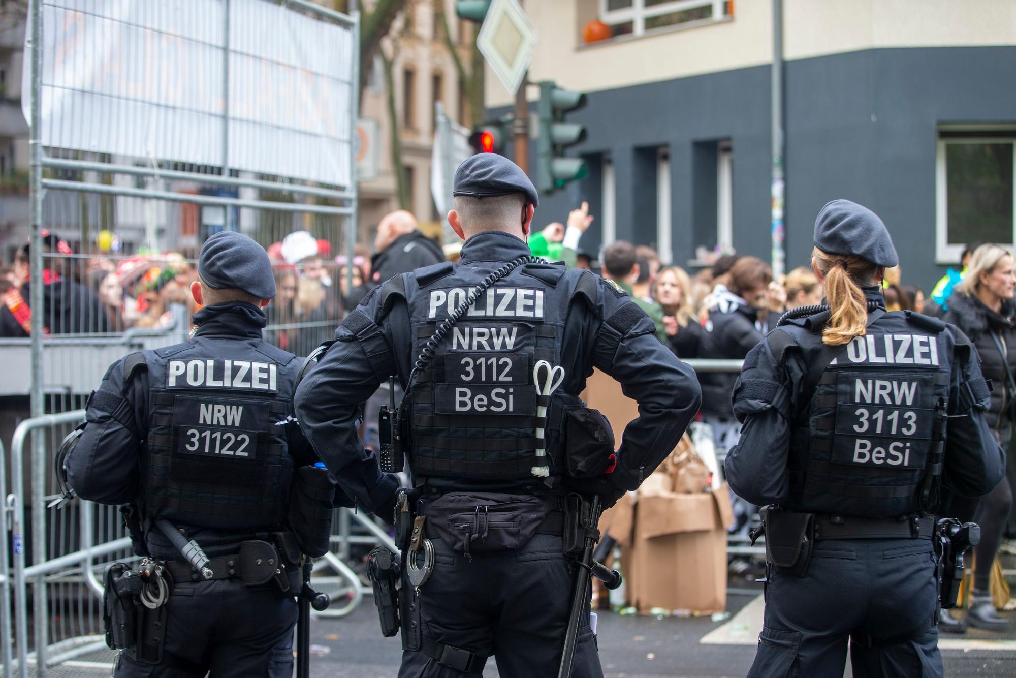 Einsatzkräfte unterwegs am Elften im Elften in Köln