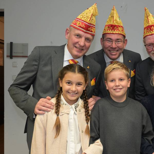 Jungfrau, Prinz und Bauer stehen hinter den beiden Mädchen und dem Jungen des Kinderdreigestirns.