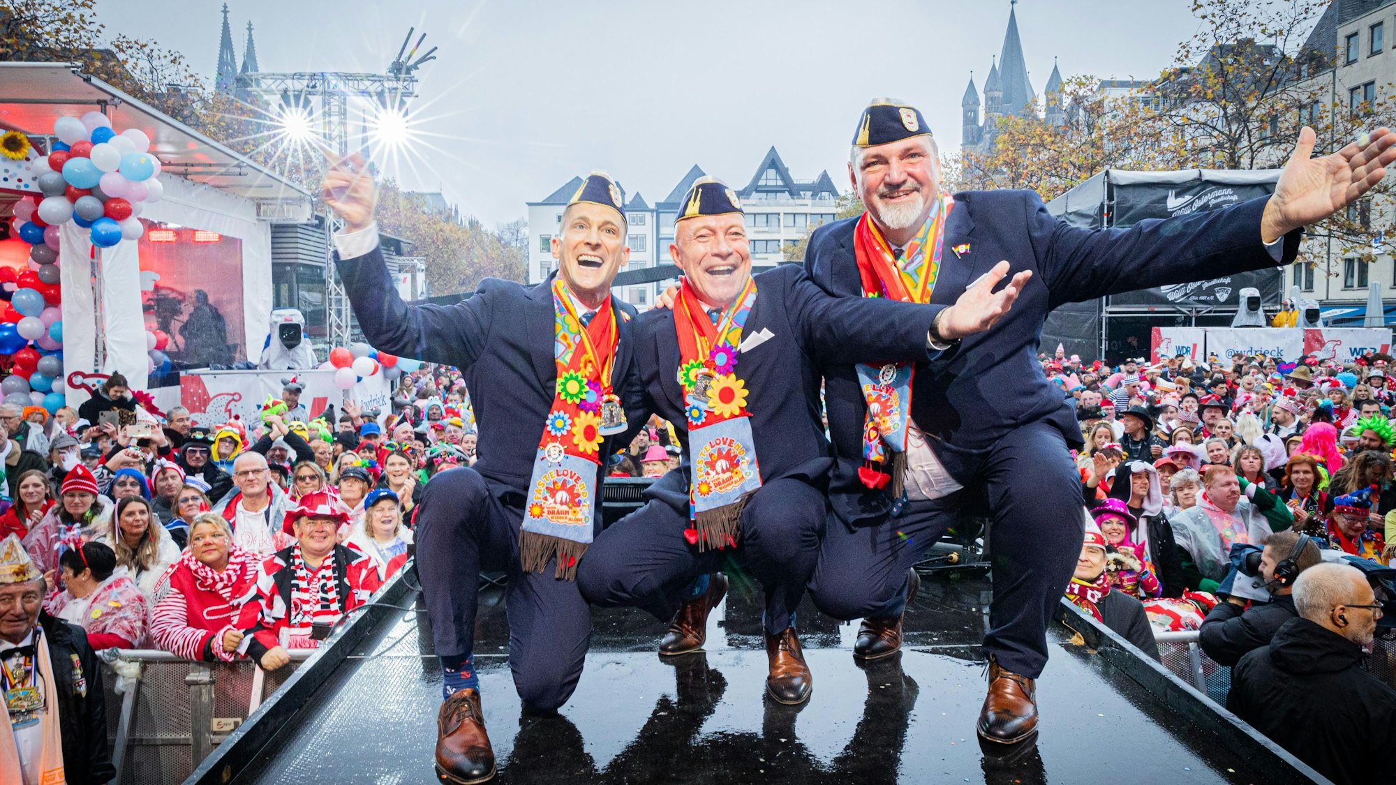 Welch ein Tag: Erster Auftritt für das Dreigestirn mit Hendrik Ermen (v.l.), Reńe Klöver und Michael Samm.