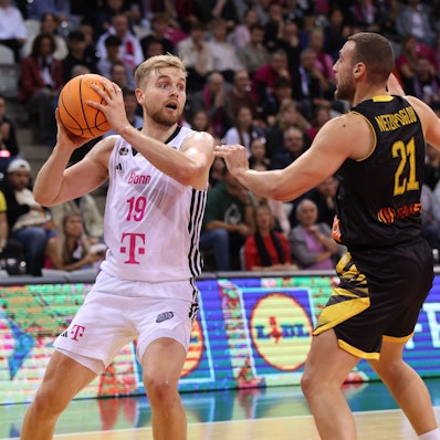 Bonns Till Pape (links) kam auf zwölf Punkte, traf dabei drei Dreier bei drei Versuchen.