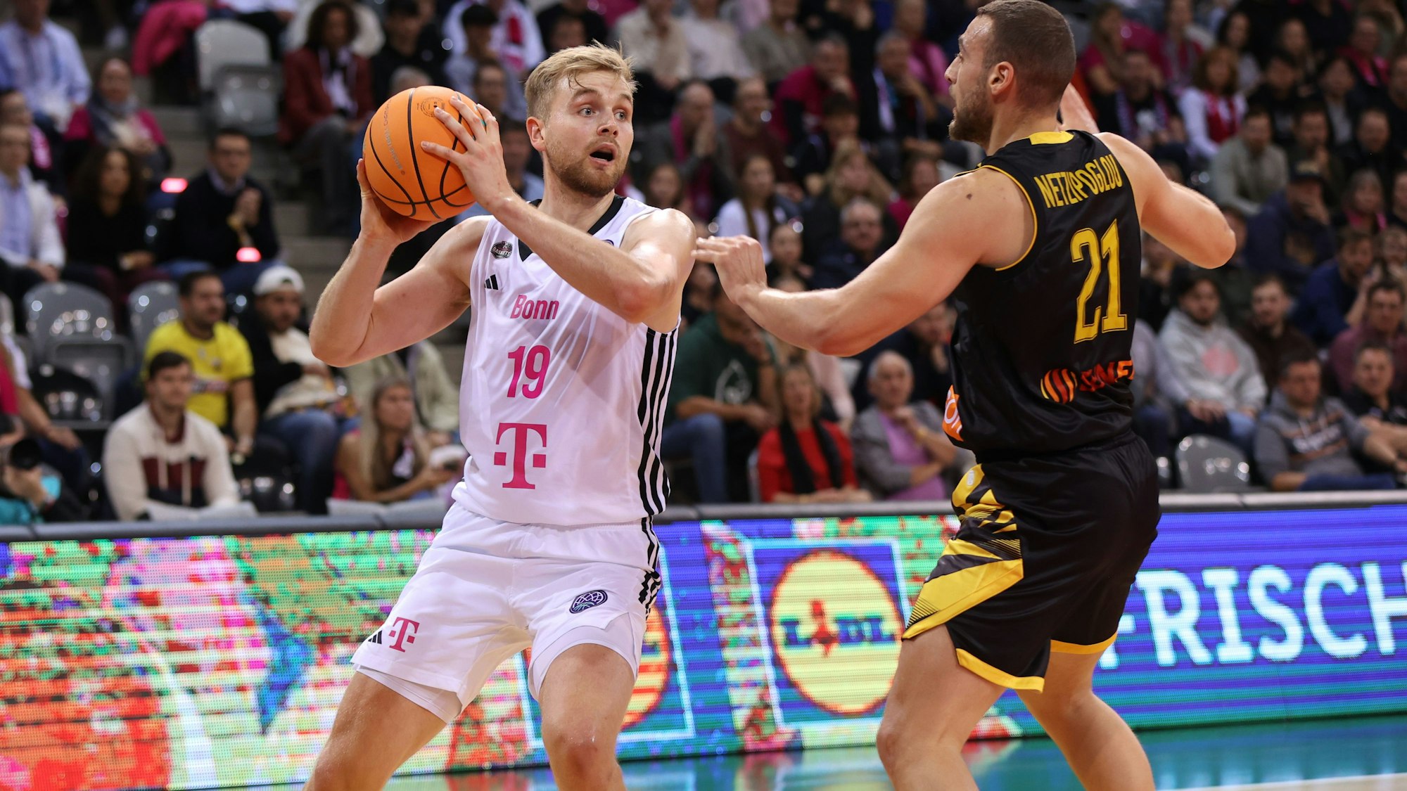 Bonns Till Pape (links) kam auf zwölf Punkte, traf dabei drei Dreier bei drei Versuchen.