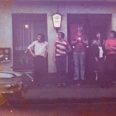 Das Bild zeigt einige Gäste vor dem Pik-As.