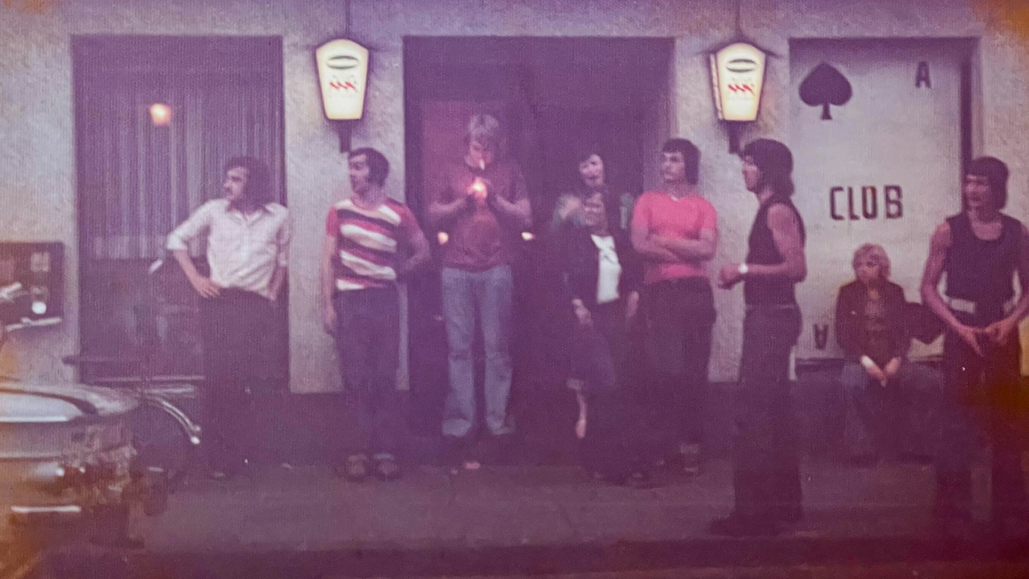 Das Bild zeigt einige Gäste vor dem Pik-As.