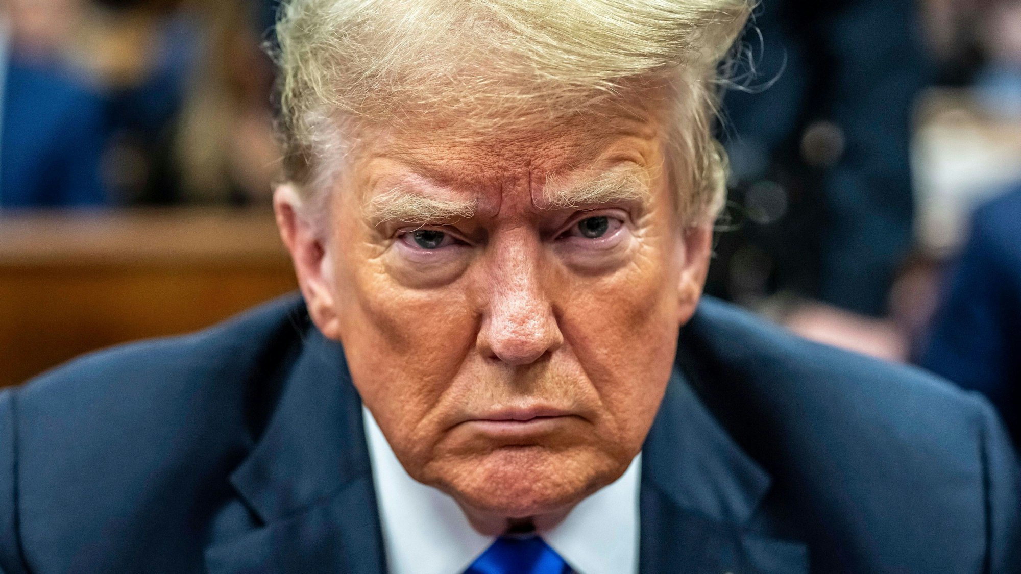 Donald Trump mit strengem Gesicht vor Gericht. (Archivfoto)