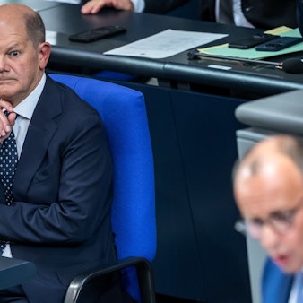 Nach großem anfänglichen Furor nähert sich CDU-Chef Friedrich Merz mit seinen Forderungen immer mehr dem Wunschtermin von Kanzler Olaf Scholz für Neuwahlen an – und muss sich Kritik gefallen lassen. (Archivbild)